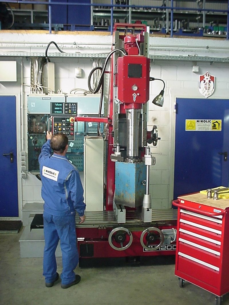 Special machine machining a Krupp HM 1500 main cylinder